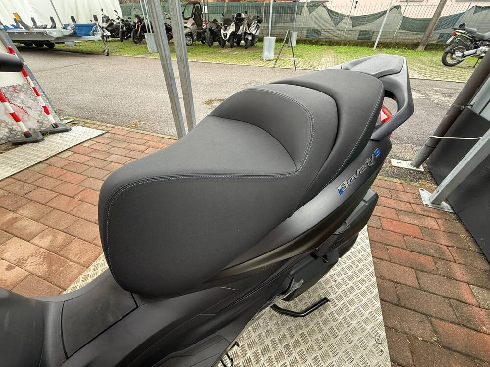 Piaggio Beverly 400 S (2025 - 26) (14)