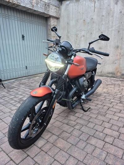 Moto Guzzi V7 Stone (2021 - 24) usata
