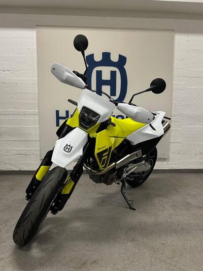 Husqvarna 701 Supermoto (2026) nuova