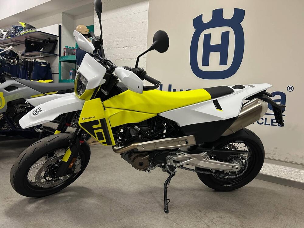 Husqvarna 701 Supermoto (2026) (2)