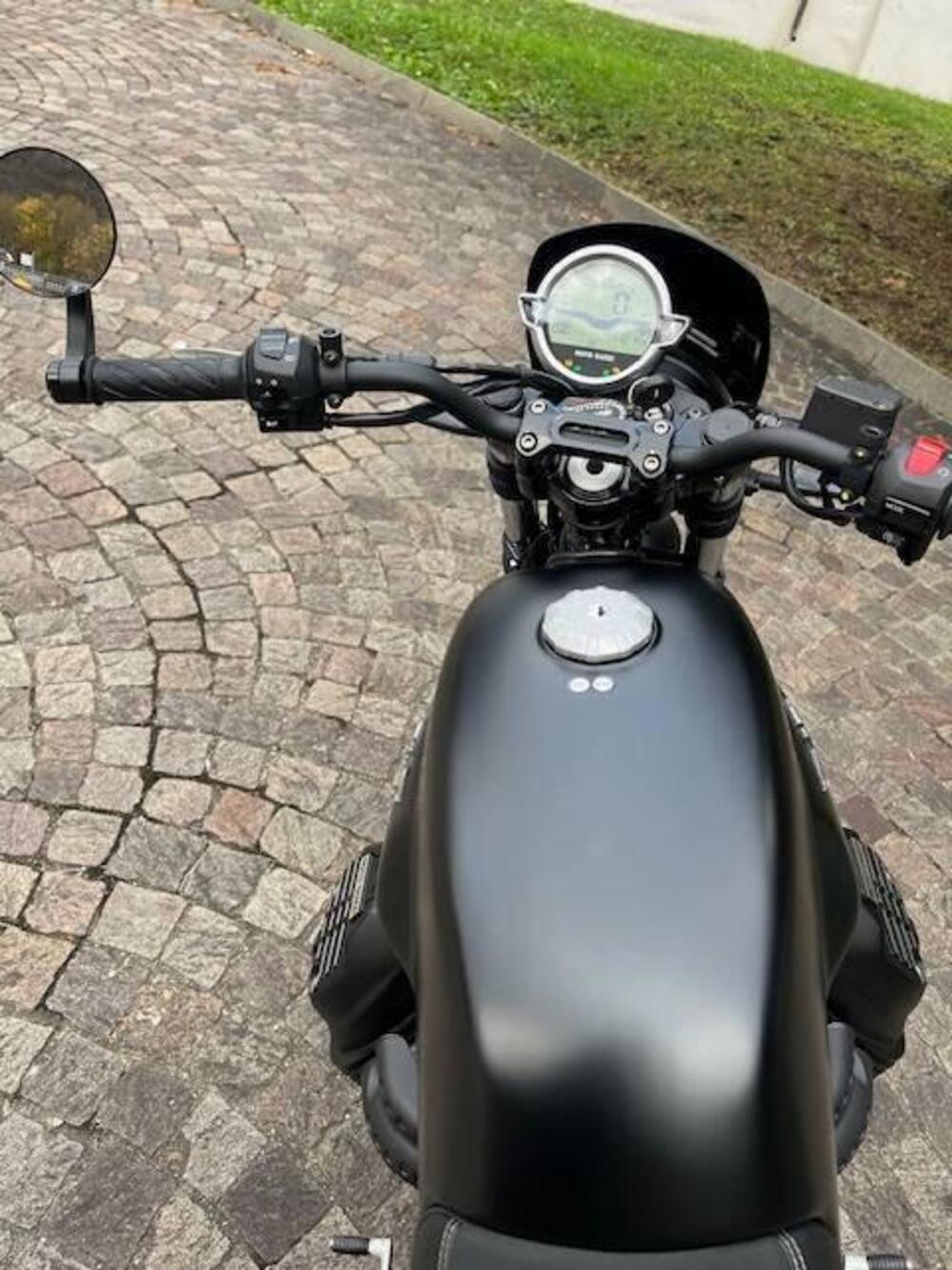 Moto Guzzi V7 Stone (2021 - 24) (6)