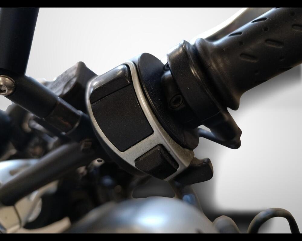 Moto Guzzi V9 Bobber (2016 - 18) (10)