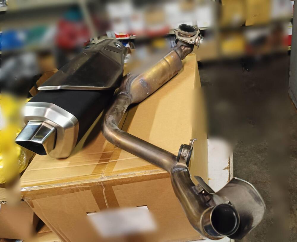 Scarico completo originale Honda x adv 750 (2)