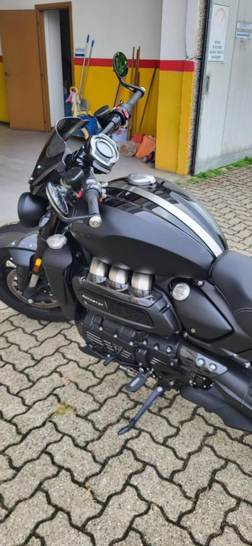 Triumph Rocket 3 R (2021 - 24) (2)