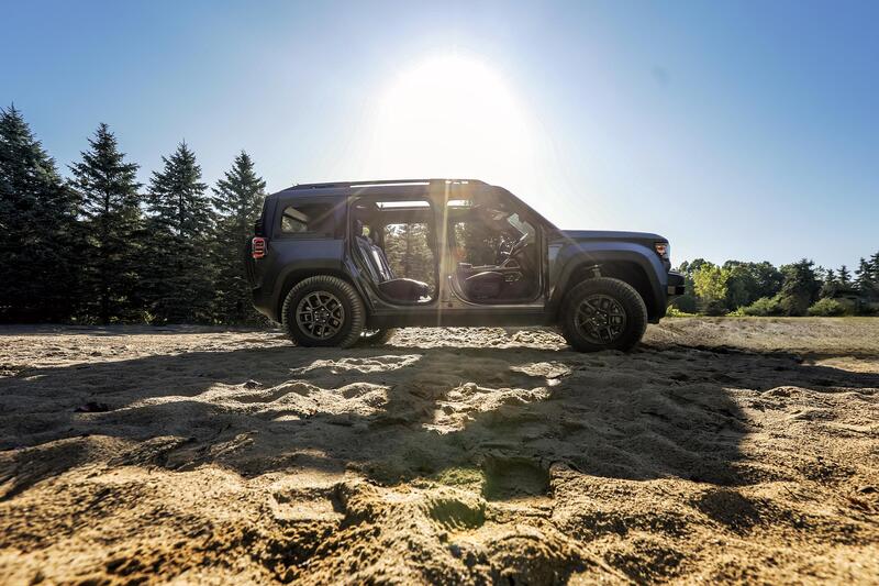 Jeep Recon 2026 porte, vetri posteriori laterali e vetro del portellone rimossi