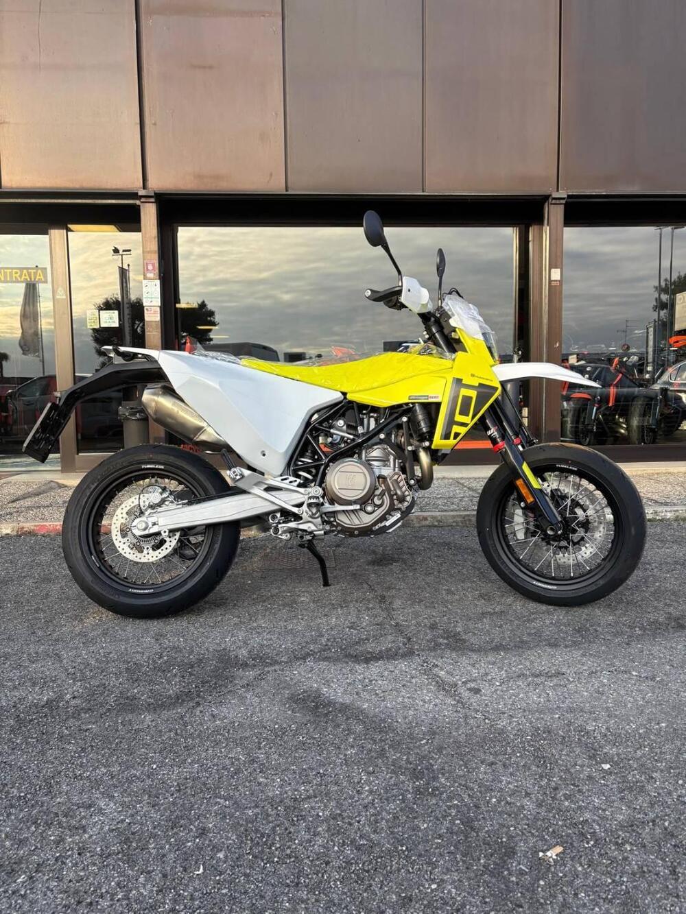 Husqvarna 701 Supermoto (2026) (2)