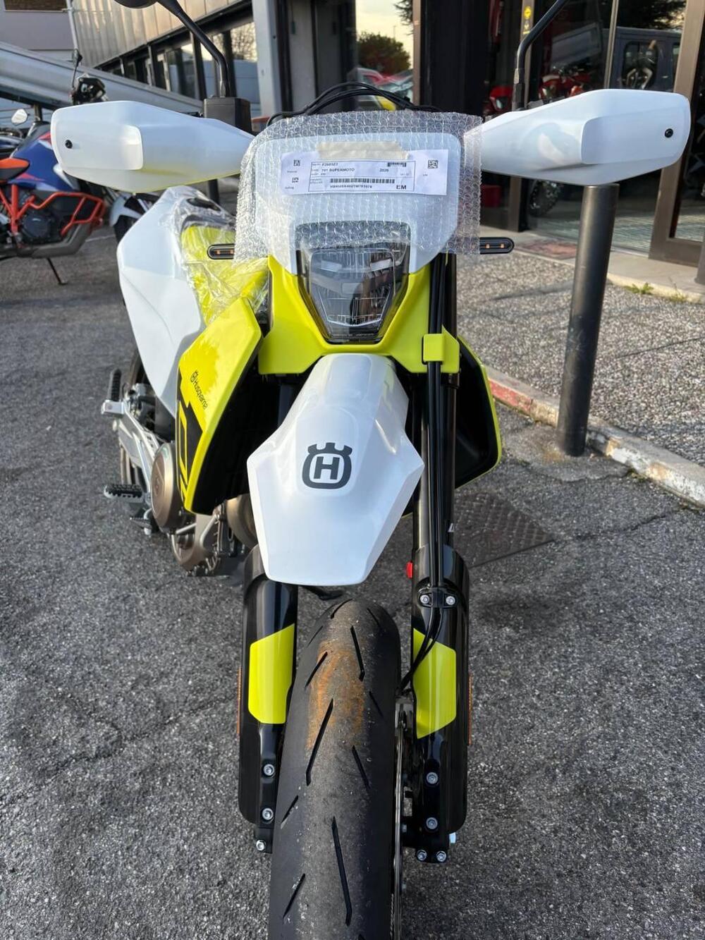 Husqvarna 701 Supermoto (2026) (3)