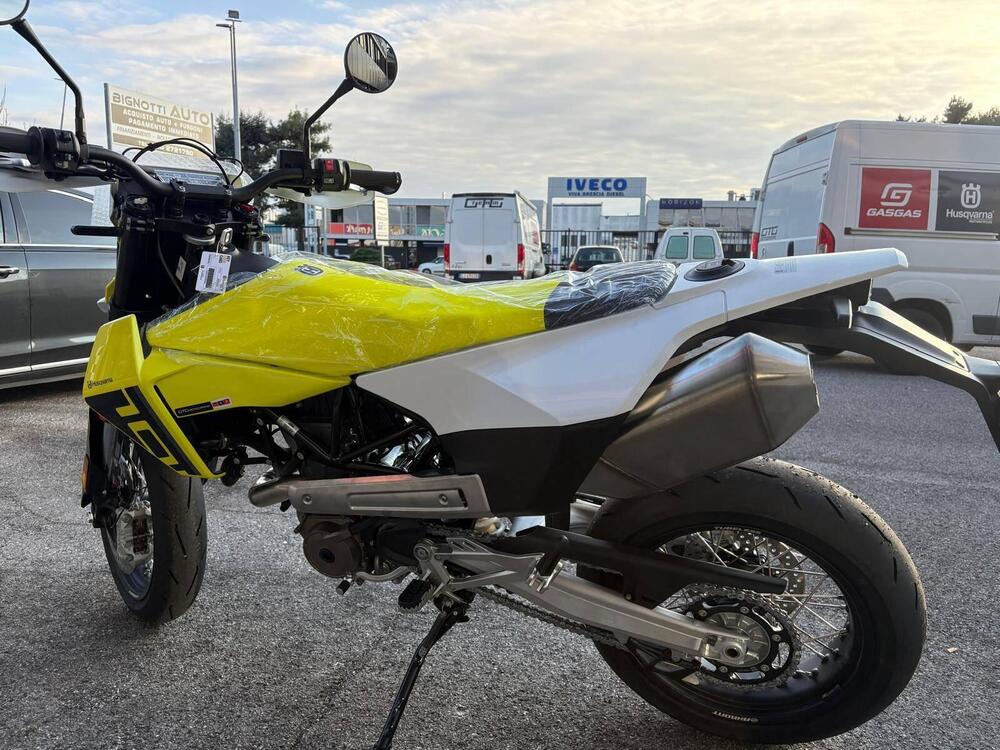 Husqvarna 701 Supermoto (2026) (5)