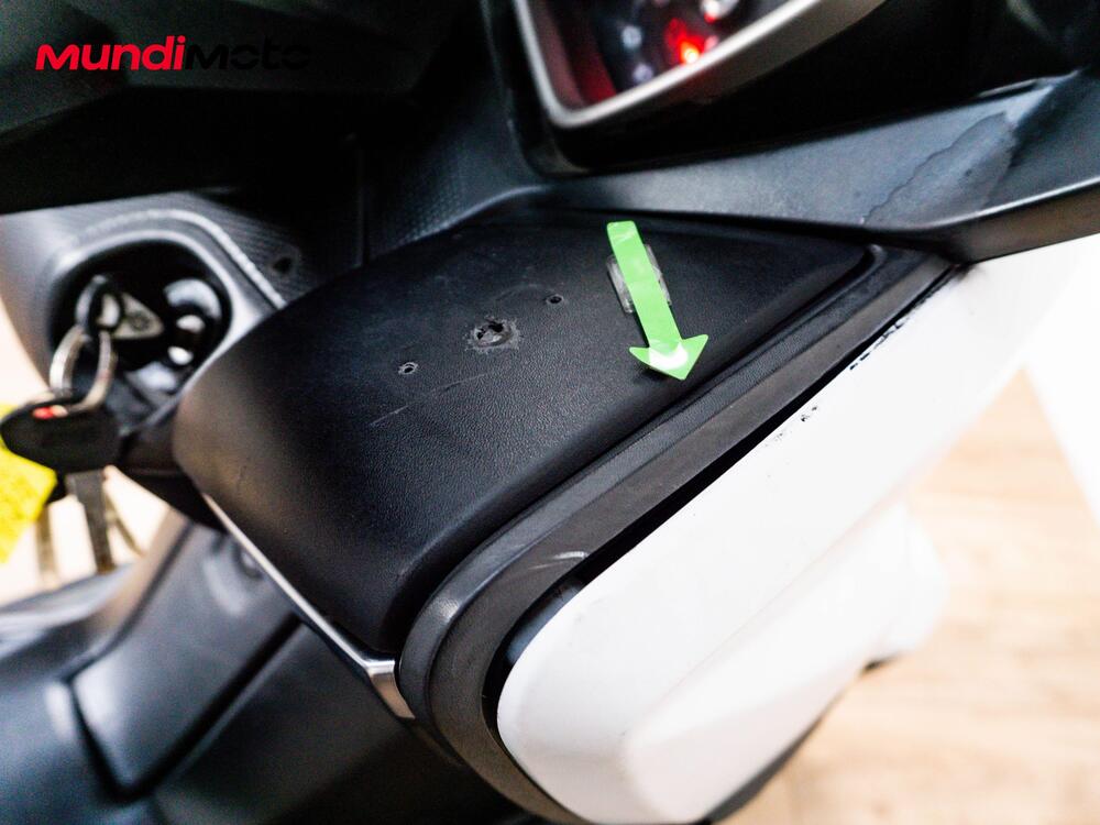 Yamaha X-Max 400 Iron Max ABS (2016) (28)