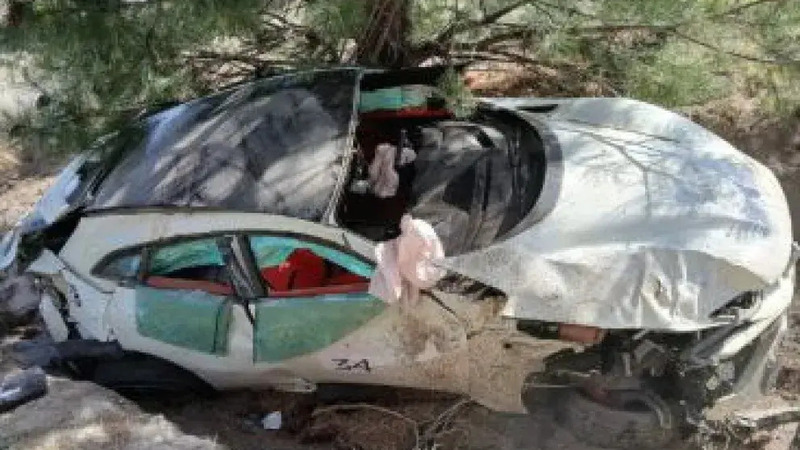 Ferrari Cavalcade bloccata sul pi&ugrave; bello: una Ferrari si ribalta per eccesso di velocit&agrave;