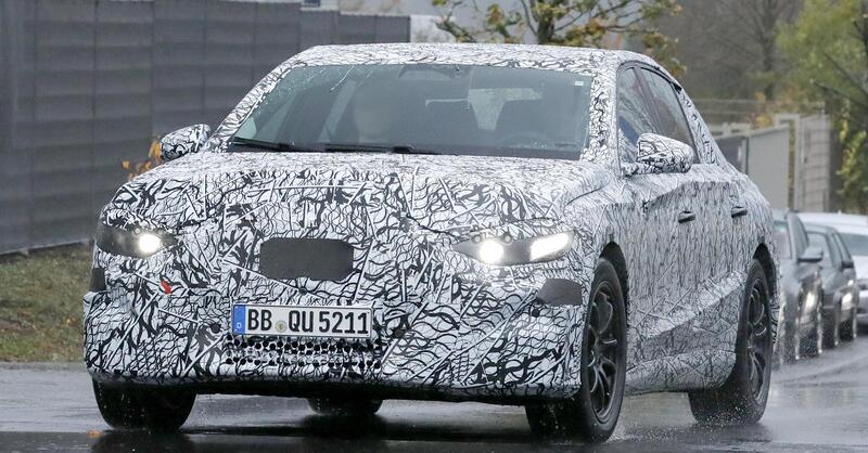 Nuova Mercedes E-Class elettrica: addio EQE, nel 2027 arriva la berlina che cambier&agrave; tutto