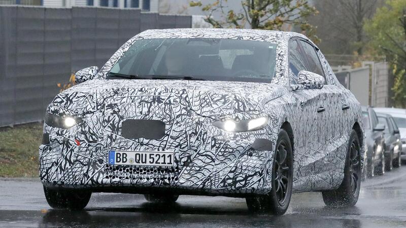 Nuova Mercedes E-Class elettrica: addio EQE, nel 2027 arriva la berlina che cambier&agrave; tutto