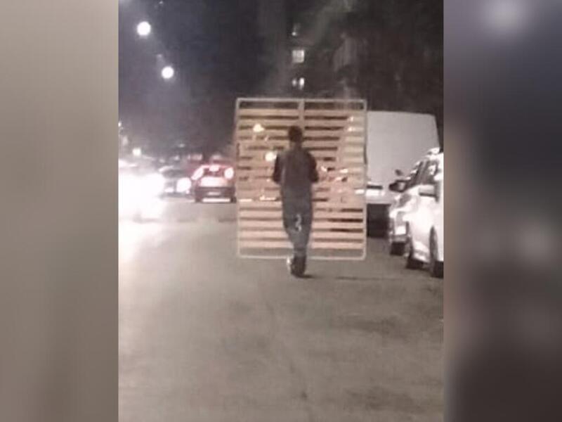 Torino, trasporta la rete del letto con il monopattino elettrico: la scena assurda fa il giro del web