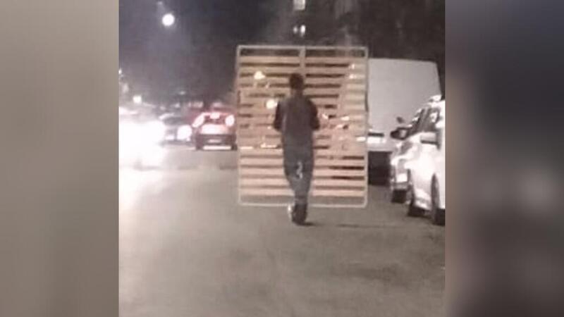 Torino, trasporta la rete del letto con il monopattino elettrico: la scena assurda fa il giro del web