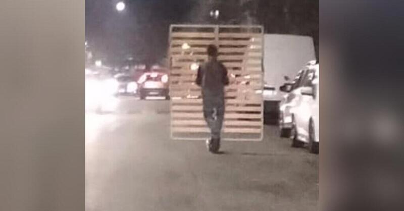 Torino, trasporta la rete del letto con il monopattino elettrico: la scena assurda fa il giro del web