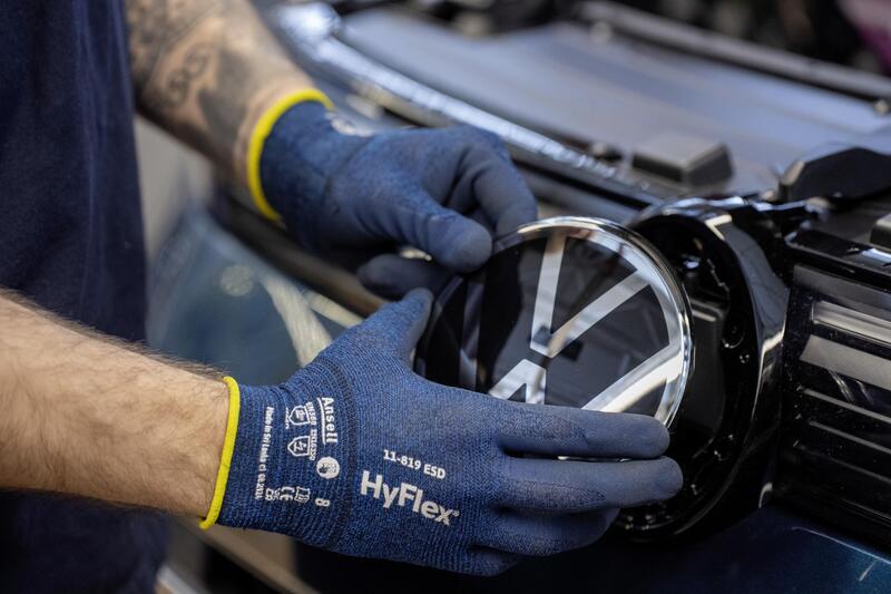 Assemblaggio logo Volkswagen catena di montaggio Tiguan e Tayron