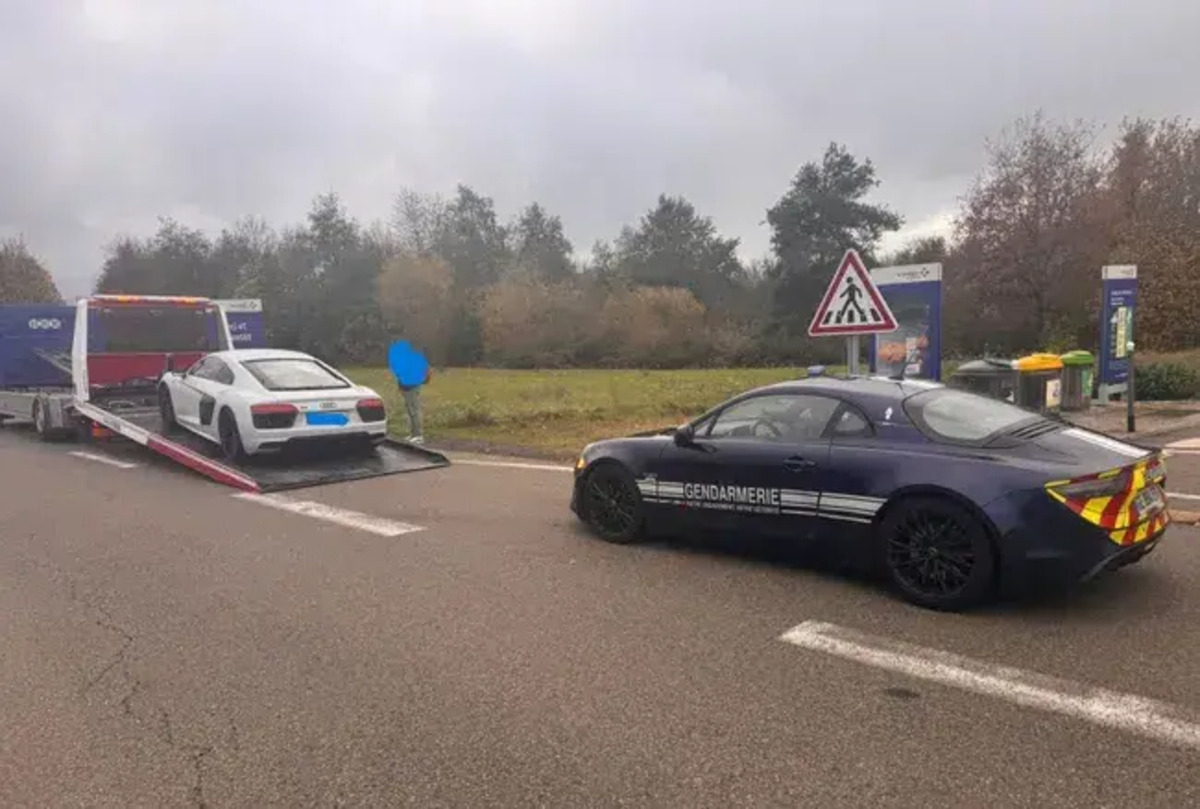 227 km/h con l’Audi R8: l’inseguimento folle sull’autostrada finisce in un disastro totale