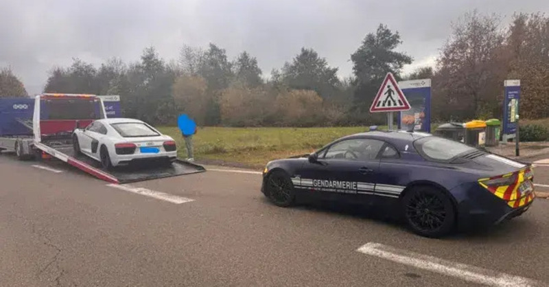 227 km/h con l&rsquo;Audi R8: l&rsquo;inseguimento folle sull&rsquo;autostrada finisce in un disastro totale