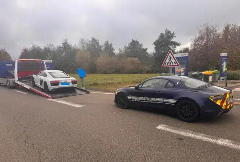 227 km/h con l&rsquo;Audi R8: l&rsquo;inseguimento folle sull&rsquo;autostrada finisce in un disastro totale