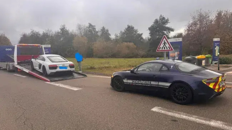 227 km/h con l&rsquo;Audi R8: l&rsquo;inseguimento folle sull&rsquo;autostrada finisce in un disastro totale