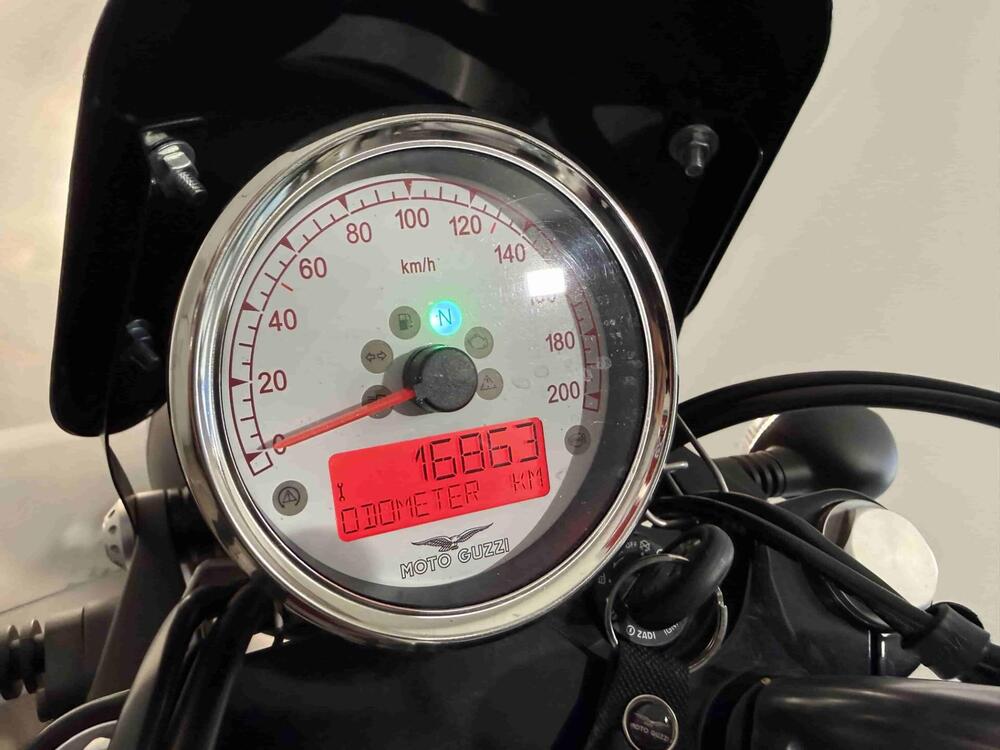 Moto Guzzi V9 Bobber (2016 - 18) (7)