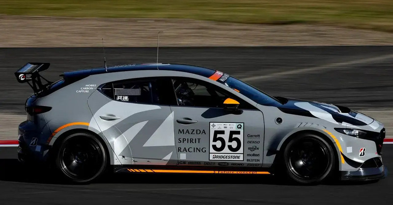 Mazda sfida l&rsquo;auto elettrica: il motore che &ldquo;mangia&rdquo; il CO₂ funziona davvero