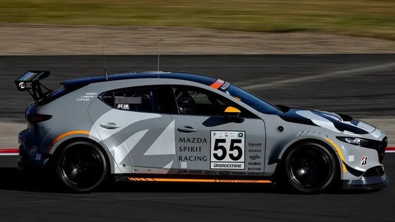 Mazda sfida l&rsquo;auto elettrica: il motore che &ldquo;mangia&rdquo; la CO₂ funziona davvero