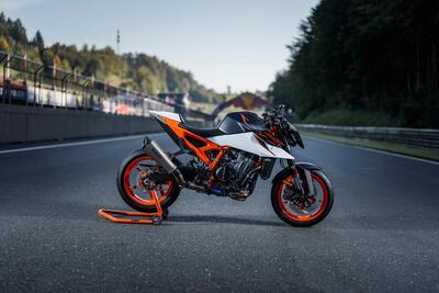 KTM 990 Duke R: ora sappiamo il prezzo della naked austriaca
