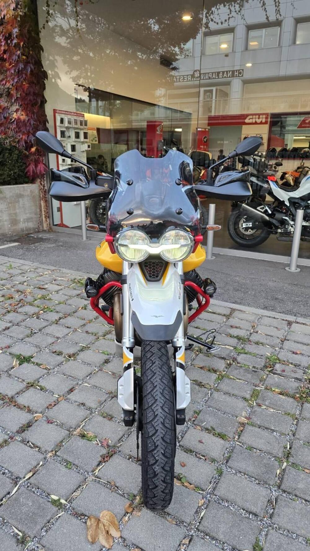 Moto Guzzi V85 TT Evocative Graphics (2019 - 20) (7)