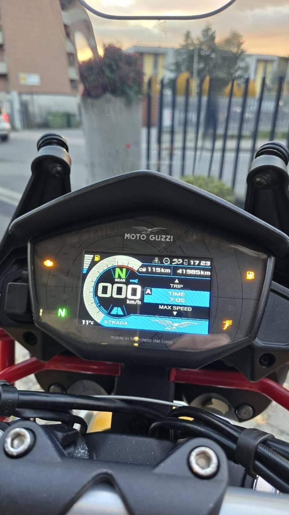 Moto Guzzi V85 TT Evocative Graphics (2019 - 20) (10)