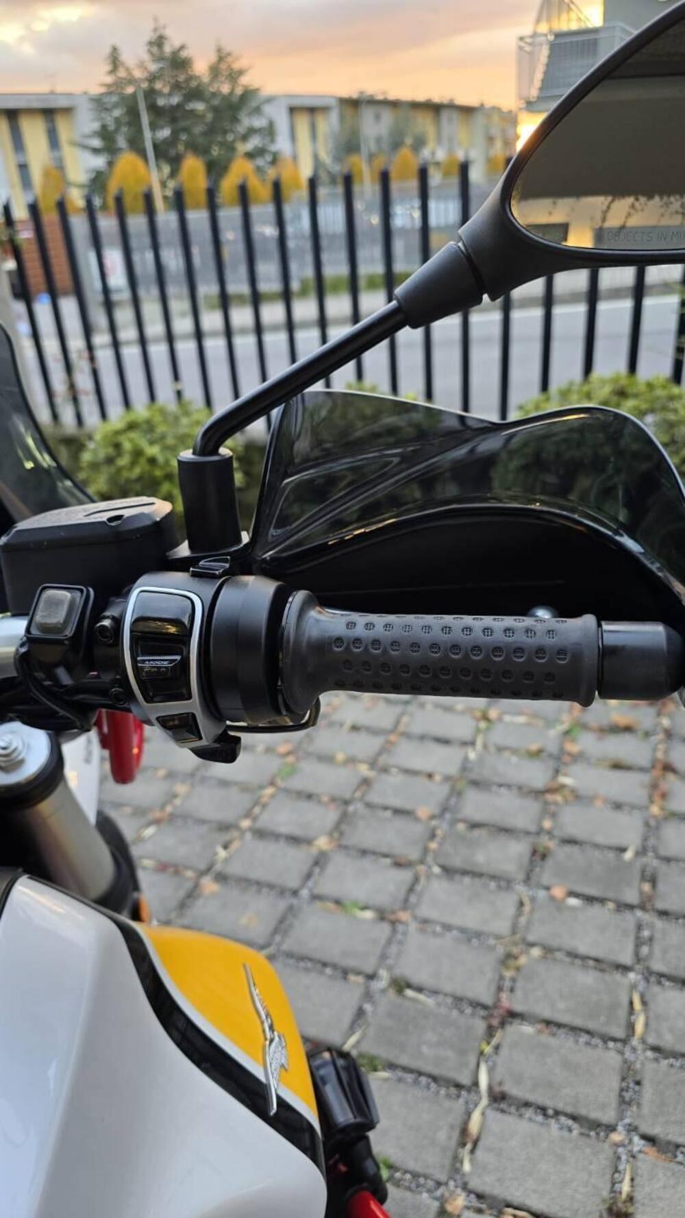 Moto Guzzi V85 TT Evocative Graphics (2019 - 20) (11)