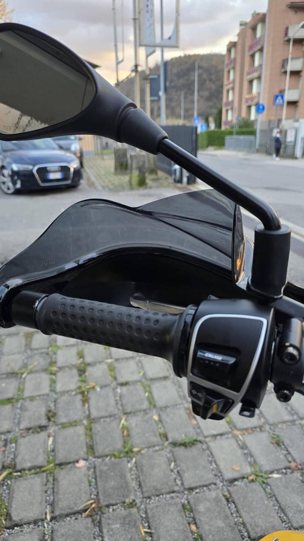 Moto Guzzi V85 TT Evocative Graphics (2019 - 20) (12)