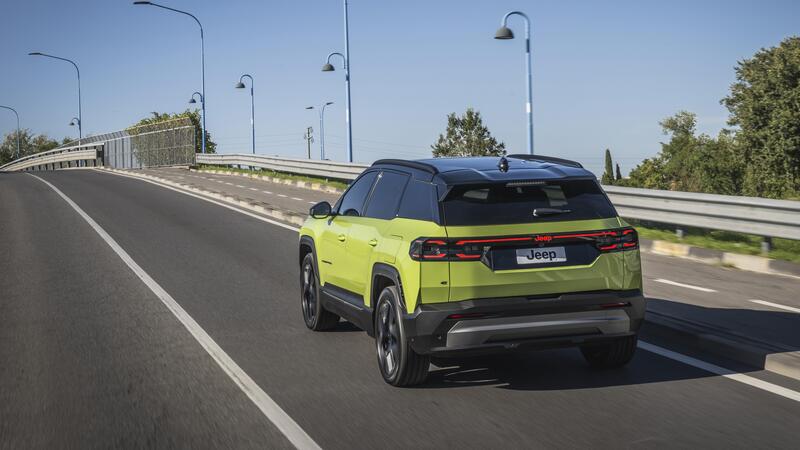 Nuova Jeep Compass 2025: prezzi, interni, motori e autonomia del SUV ibrido ed elettrico che cambia completamente