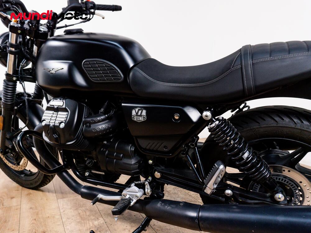 Moto Guzzi V7 III Stone (2017 - 20) (10)