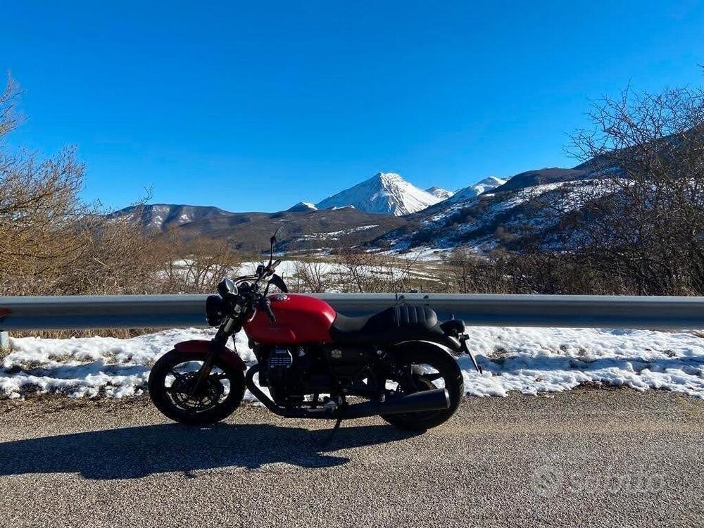 Moto Guzzi V7 Stone (2021 - 24)