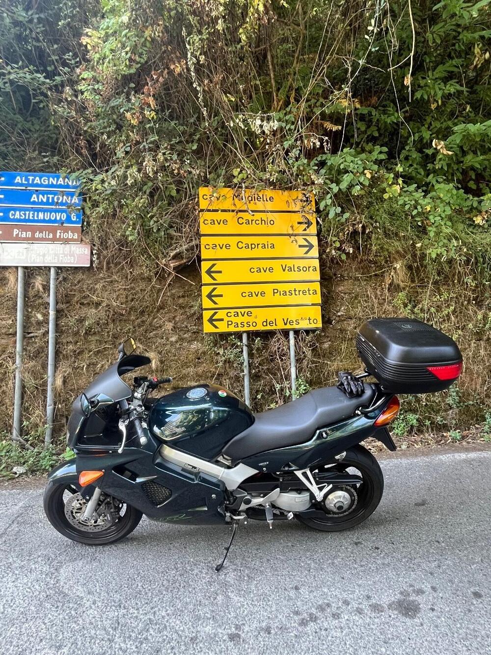 Honda VFR 800 (1998 - 01) (4)