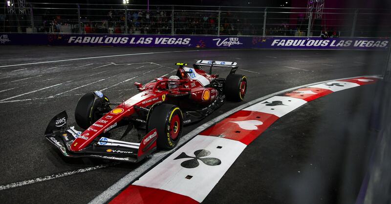F1. Carlos Sainz incanta nelle qualifiche di Las Vegas, mentre la Ferrari annaspa sul bagnato. E la colpa dei guai di Lewis Hamilton &egrave; sua