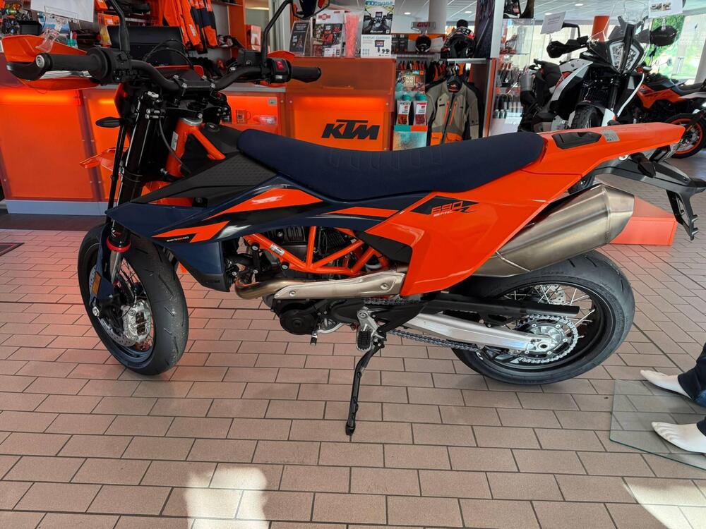 KTM 690 SMC R (2026) (2)