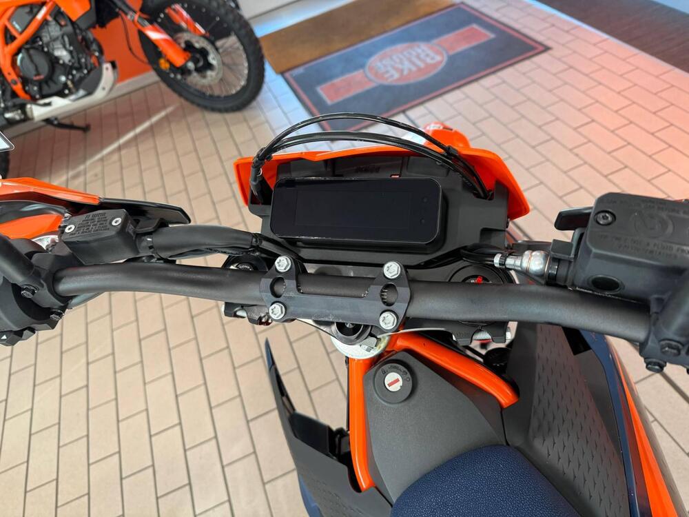 KTM 690 SMC R (2026) (3)