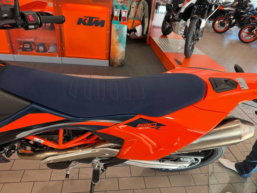 KTM 690 SMC R (2026) (4)