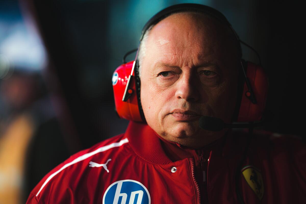 F1. Vasseur difende Leclerc e Hamilton: “Preferisco che siano sinceri con la stampa”. E delle parole di Elkann dice…