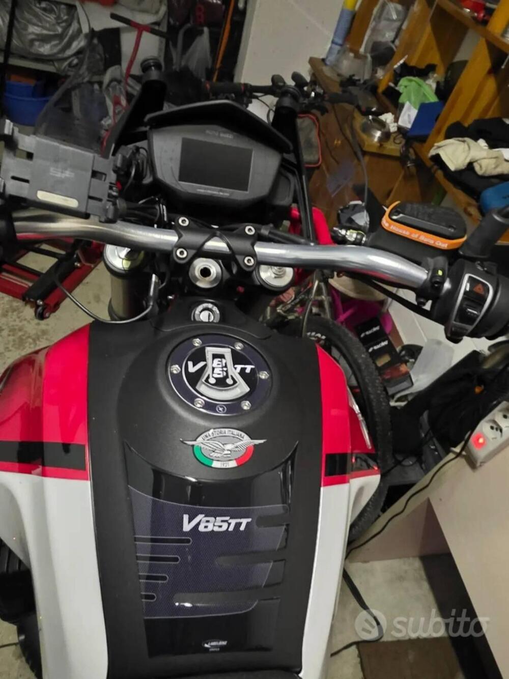 Moto Guzzi V85 TT Evocative Graphics (2021 - 23) (3)