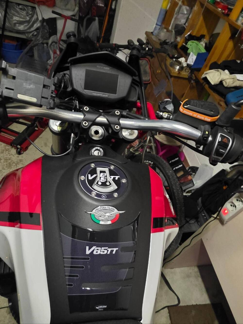 Moto Guzzi V85 TT Evocative Graphics (2021 - 23) (9)