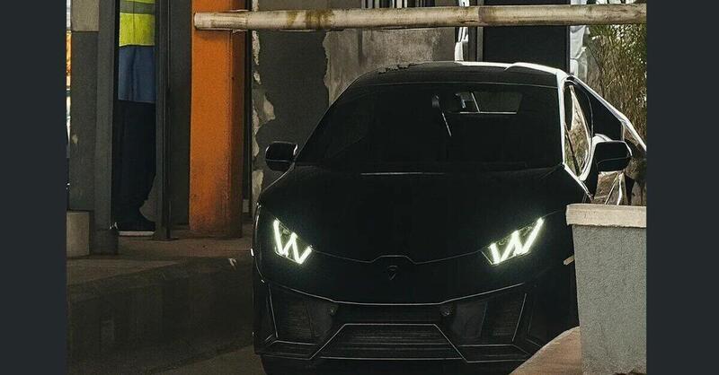 Lamborghini passa sotto al casello senza pagare: il video scatena la rivolta sul web, &ldquo;con quei soldi&hellip;&rdquo;