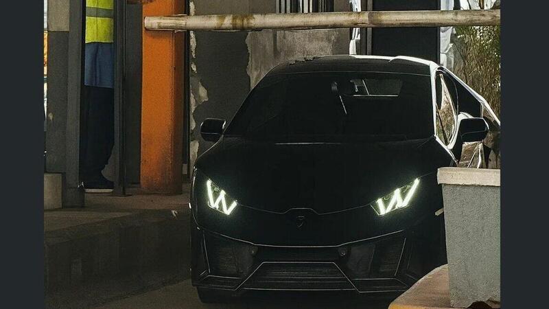 Lamborghini passa sotto al casello senza pagare: il video scatena la rivolta sul web, &ldquo;con quei soldi&hellip;&rdquo;
