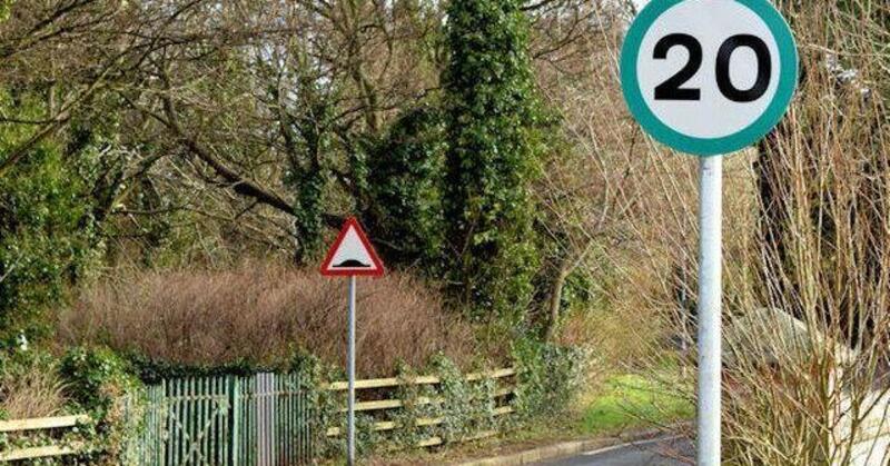 Segnali stradali verdi nel Regno Unito: arriva una novit&agrave; sulla sicurezza stradale