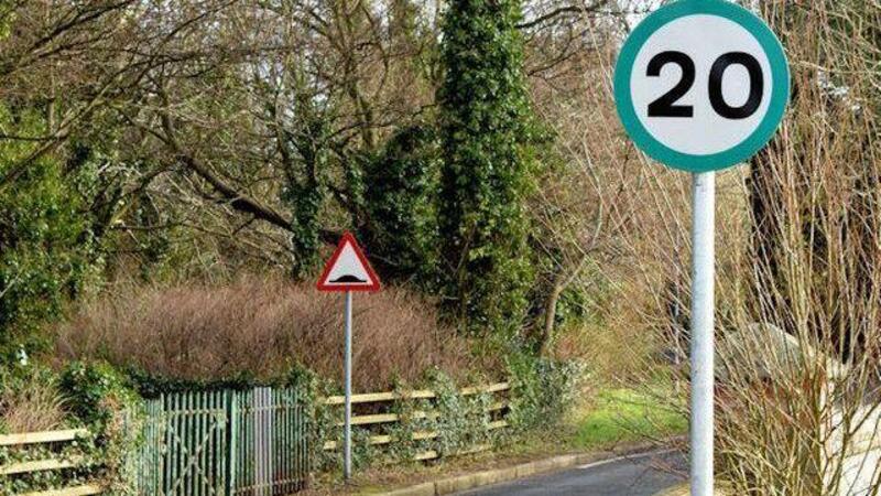 Segnali stradali verdi nel Regno Unito: arriva una novit&agrave; sulla sicurezza stradale