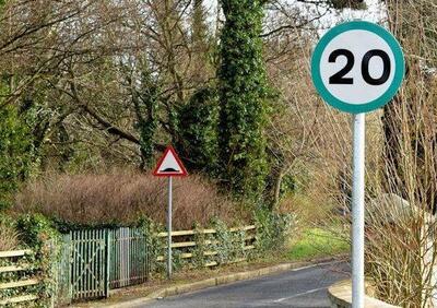 Segnali stradali verdi nel Regno Unito: arriva una novità sulla sicurezza stradale