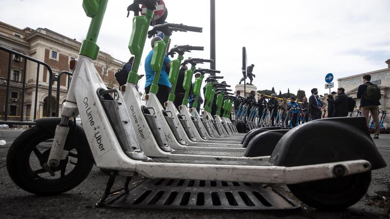 Firenze dice addio ai monopattini in sharing: stop definitivo da aprile 2026