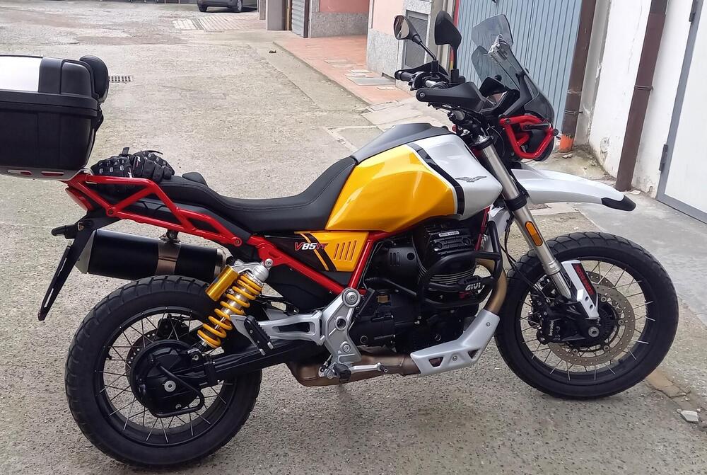 Moto Guzzi V85 TT Evocative Graphics (2021 - 23) (2)